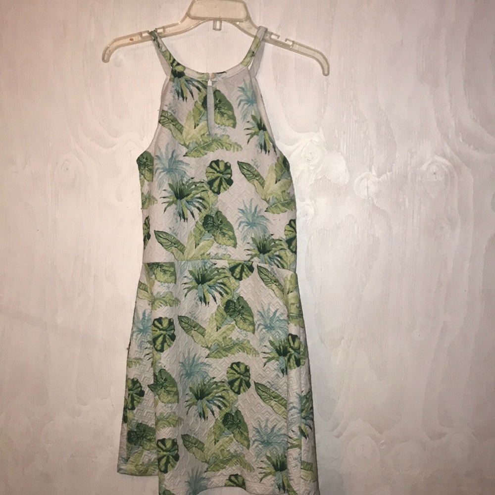 Green and white thin strap halter neck dress. - Picture 2 of 7